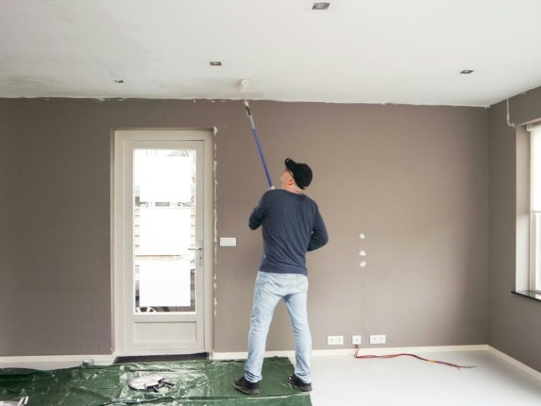 man full length painting the ceiling home renovation qlgt1ze18hdmjxhpfco53qavkeezcvaqlzrn9qqflc.jpg